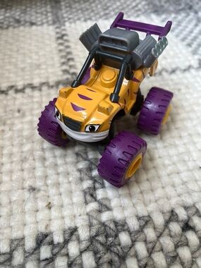 Nickelodeon Blaze and the Monster Machines Stripes Monster Truck